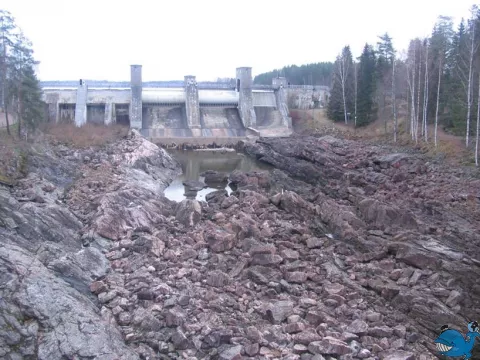 Ущелье водопада, перегороженное плотиной