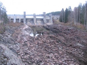 Ущелье водопада, перегороженное плотиной