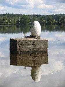 Гигантское бетонное яйцо в русле Вуоксы