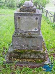 Старинное русское морское кладбище у стен Никольской церкви