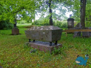 Старинное русское морское кладбище у стен Никольской церкви